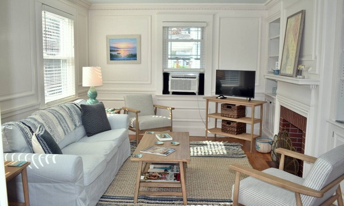 Fifth Ward House | Beautiful, updated 3 bedroom home with parking for 8 cars in downtown Newport