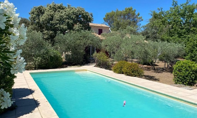 Cabrieres-d'Avignon Villa | Beautiful Villa with Pool