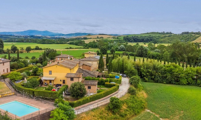 Monteroni d'Arbia House | Beautiful villa for 4 people with A/C, WIFI, pool, TV, patio, pets allowed and panoramic view
