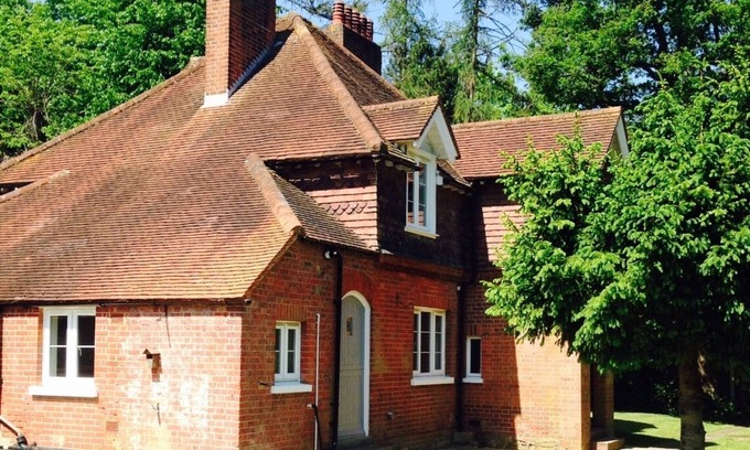 Epsom Cottage | Beautiful Victorian cottage in Ashtead easy access to London set in countryside