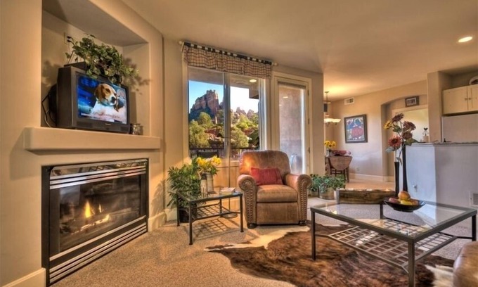 Sedona Condo | *Beautiful Views*Ensuite Jetted Tub for Two*Private Deck*Fireplace*Walk to All!