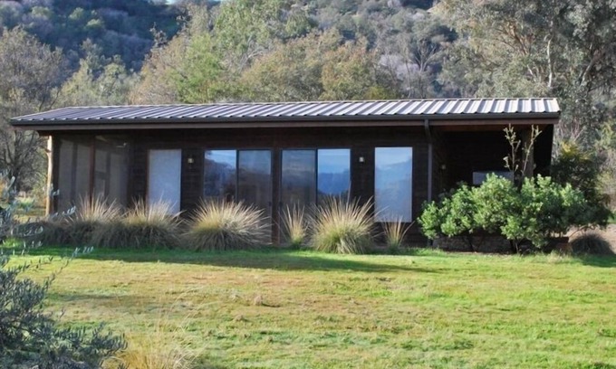 Three Rivers Cottage | Beautiful Views. Fully Furnished Cabin. Locally owned