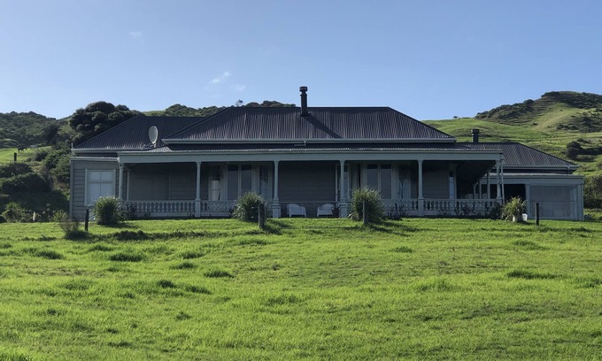 South Head House | Beautiful villa by Lake Kereta and Woodhill Forest