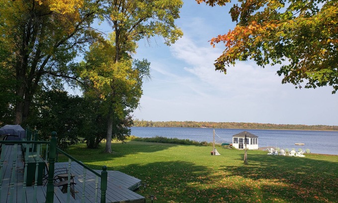 Calabogie Cottage | Beautiful waterfront cottage on Lake Calabogie, 5 min. walk from the golf