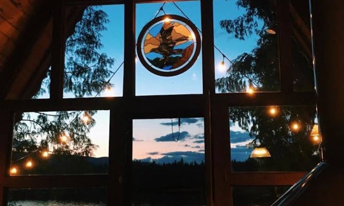 Newport Cabin | Beautiful Waterfront Hideaway at Sacheen Lake