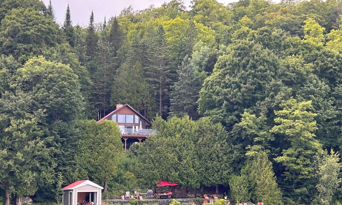 Orford Ski Chalet | Beautiful waterfront property