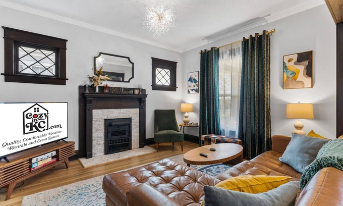 Westport House | Beautiful Westport Manor - Remodeled with 3 King beds!