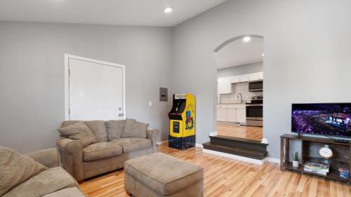 Downtown Niagara Falls House | Beautifull Whole House! Walk to Niagara Falls! 4 Bedroom Home