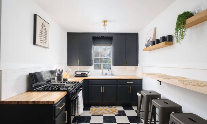 Duckpond House | *Beautifully Updated Downtown 2 BR* Sleeps 6