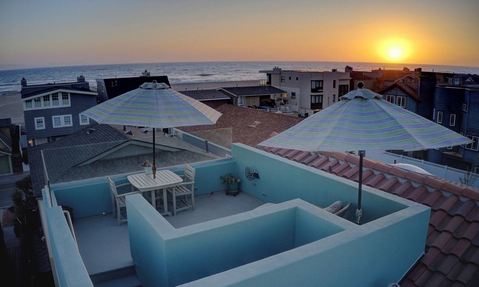 Hollywood Beach House | Beauty and the Beach offers Seaside Relaxation