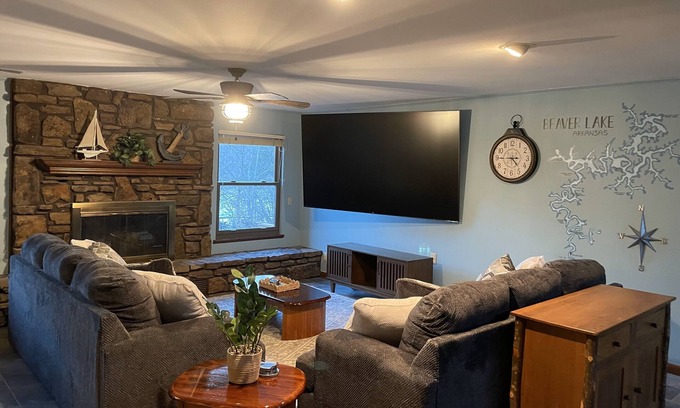 Springdale House | Beaver Lakeshore Escape - Stay right on the shore of Beaver Lake!