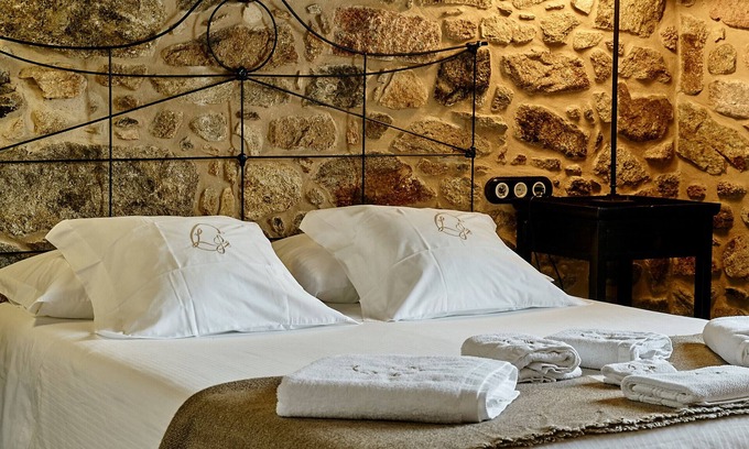 Camarinas Bed & Breakfast | Bed and Breakfast 'Alcatraz' with Private Garden and Wi-Fi