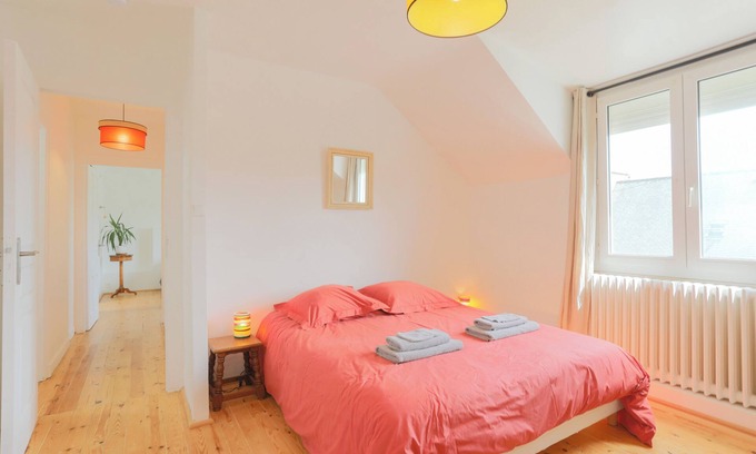Plouezec Bed & Breakfast | Bed and Breakfast 'Chambre 1' with Shared Garden and Wi-Fi