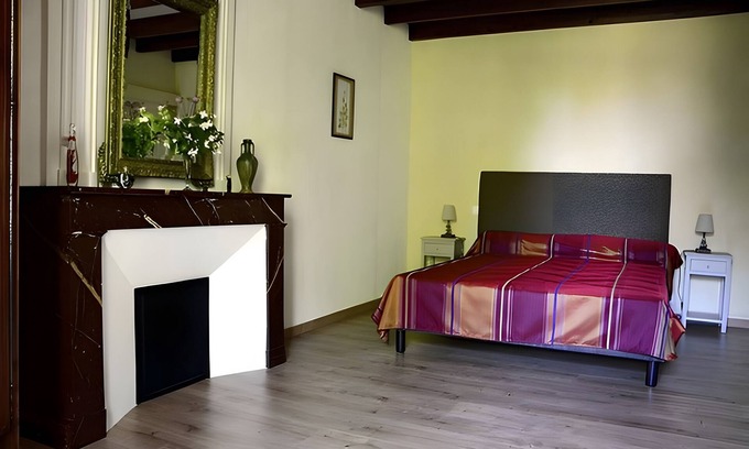 Reaux Bed & Breakfast | Bed and Breakfast 'Le Vieux Noyer - Tilleul' with Shared Garden and Wi-Fi