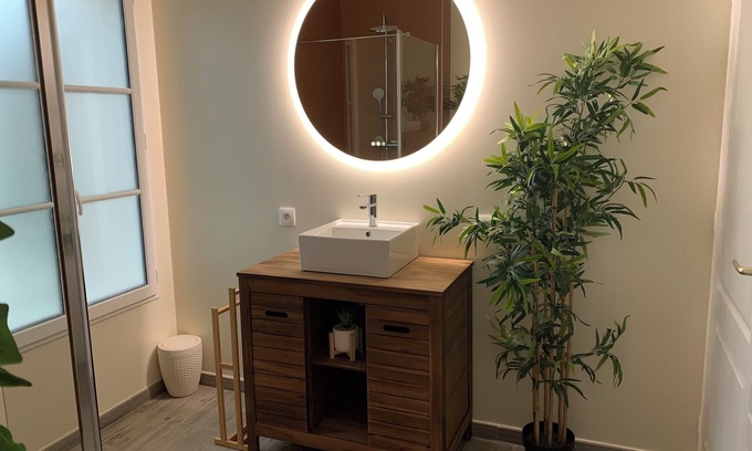 Le Mesnil-Amelot Bed & Breakfast | Bedroom with separate bathroom