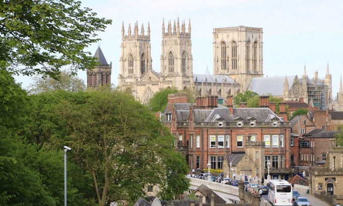 Skirpenbeck Cottage | BEECH TREE LODGE, with hot tub in Stamford Bridge