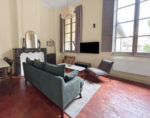Avignon City Centre Apartment | Bel appartement lumineux-Avignon centre, vue le Palais des Papes depuis la loggia