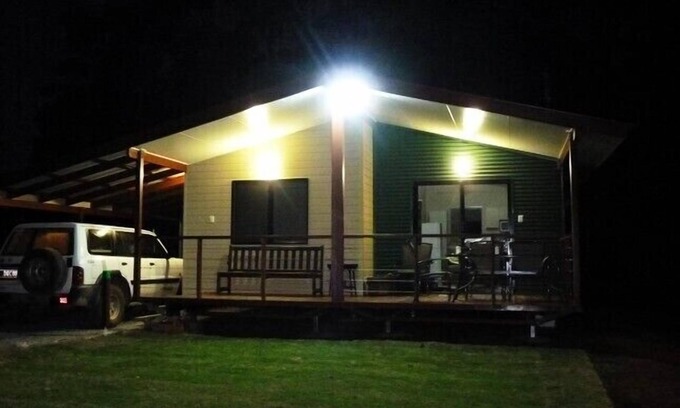 Bellthorpe Cabin | Bellthorpe Stays- Bowerbird Cabin: nature-based accommodation. Pooches permitted