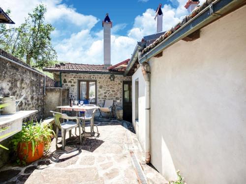 Casoli House | Belvilla by OYO Farmhouse with Private Terrace