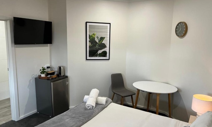 Golden Square Hotel | BENDIGO BOTANIC MOTEL- with KING BEDS-REFURBISHED 2022
