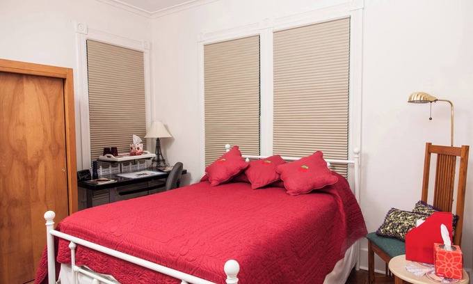 Burlington Bed & Breakfast | "Berry Patch" @ Squirrel's Nest B&B, LLC
