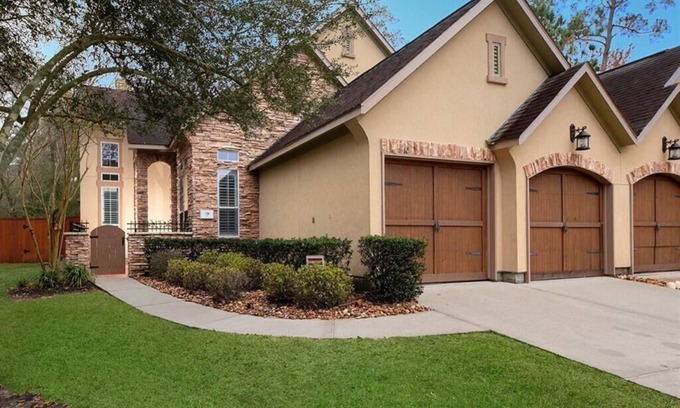 The Woodlands House | Best location in Woodlands! Family friendly home. 1 mile from everything