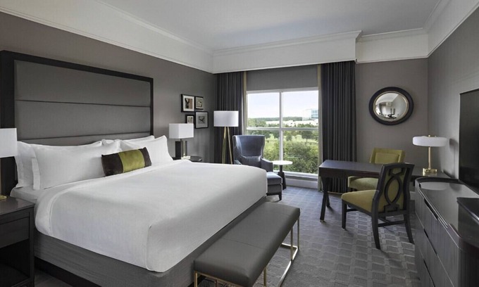 Ballantyne House | Best Room with Park Views! Restaurant & Bar