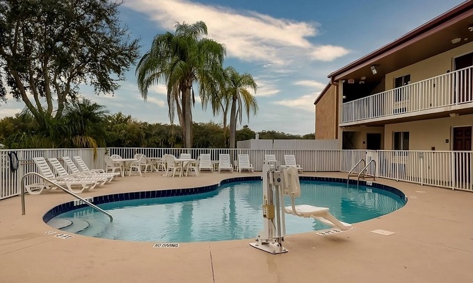 Ellenton Hotel | Best Value, Quality Stay! Pet-friendly, Free Parking, Outdoor Pool!