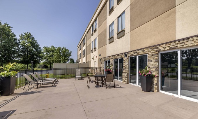 Lee's Summit Hotel | Best Western Plus Lee's Summit Hotel & Suites