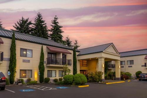 Kent Hotel | Best Western Plus Plaza by the Green