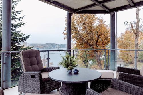 Gehlsdorf Apartment | Beste Lage mit Warnowblick - großer Balkon, zwei Schlafzimmer, Aufzug, Stellplatz