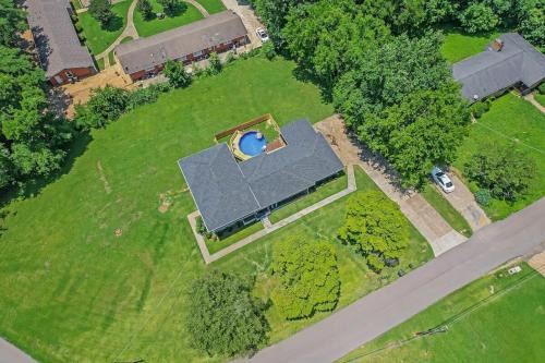 Huntsville House | Bethany A American Retreat