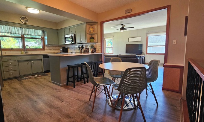 Rochester House | ☆Betty’s Bungalow: Retro Redesign on the bus line☆