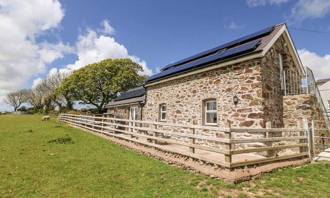 Llanerchymedd Cottage | BEUDY TYDDYN, family friendly, with hot tub in Llanerchymedd