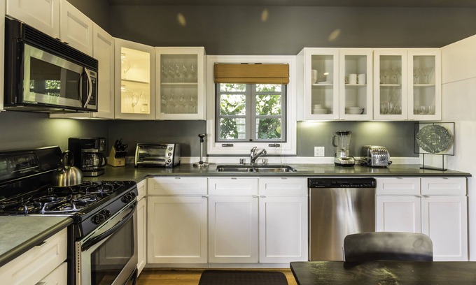 Carthay Circle Apartment | BeverlyGroveLoft Beverly Hills LACMA Farmer's Market Private Apartment Detached