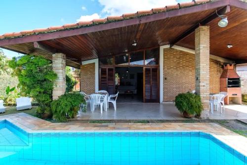 Praia Grande Villa | BH4 · BH4: CASA COM PISCINA AO LADO DA PRAIA GRANDE