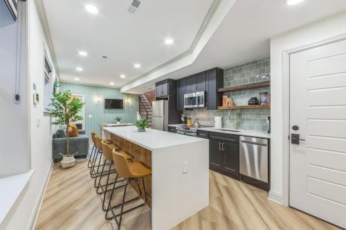 North Philadelphia West Apartment | Bi-Level 2BR w Rooftop - Sleeps 12 - 10 min to DT