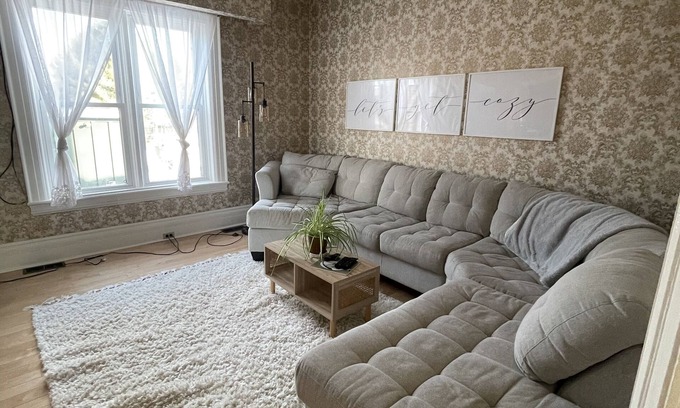 Clearview House | Big Historic Collingwood Home, Prime Location. Pet Friendly with Mountain Views