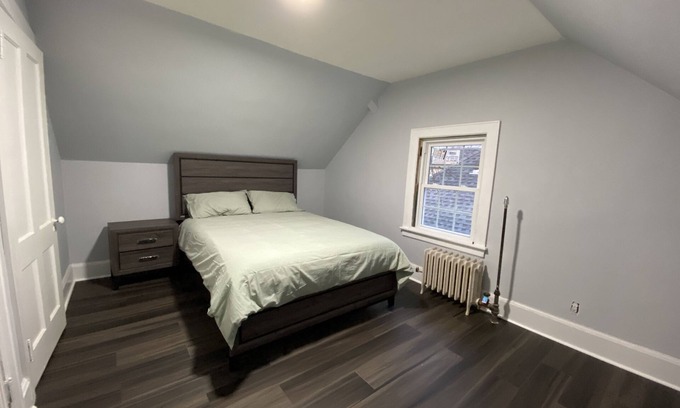 Queens House | Big PRIVATE room with new furniture and mattress, near to all