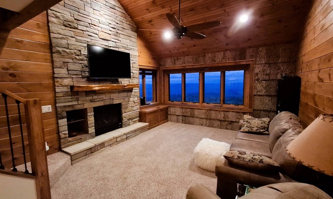 Beech Mountain House | Big Sky Villa - Spectacular Long-Range Mountain Views close to Skiing