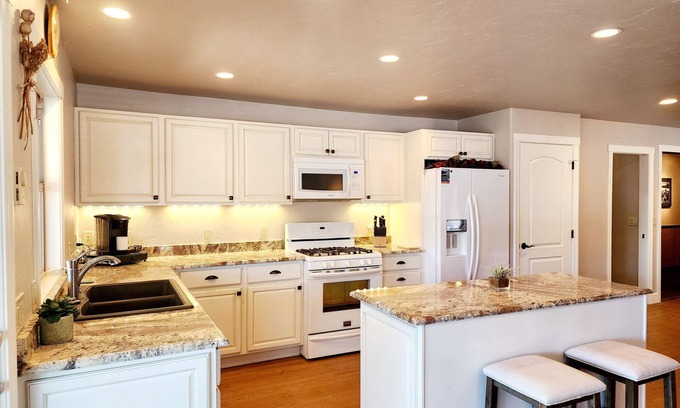 Bigfork Condo | Bigfork Bay View Condo @ Historic Grand View Hotel