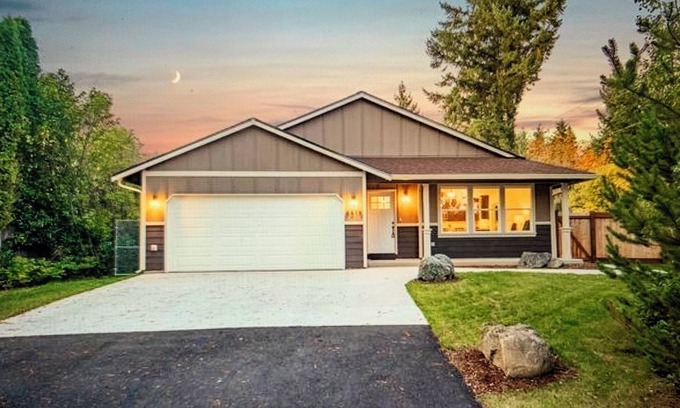 South Hill House | Bigger than it looks! Newer 3 bedroom & 2 bath Rambler @ nature & conveniences