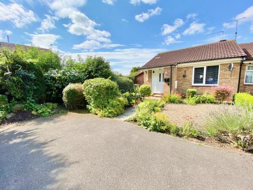 Driffield House | Bijou Abode- bungalow- free private parking and secure cabin