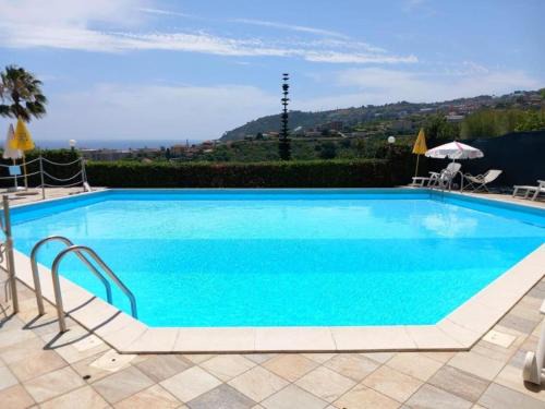 Sanremo Apartment | Bilocale vista mare con giardino privato e piscina