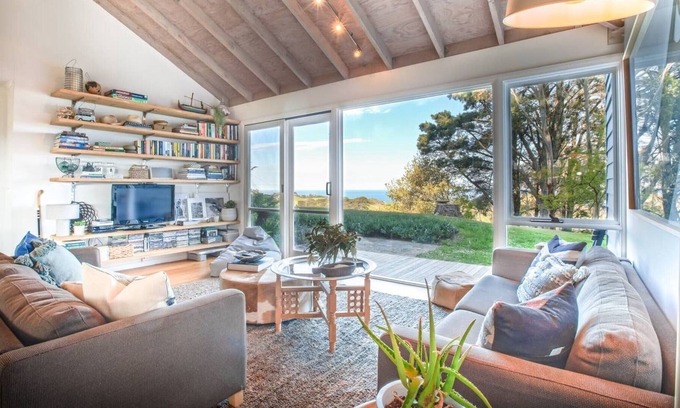 Apollo Bay House | BIMBADEEN ON BUSTY - Views to ocean and Otways