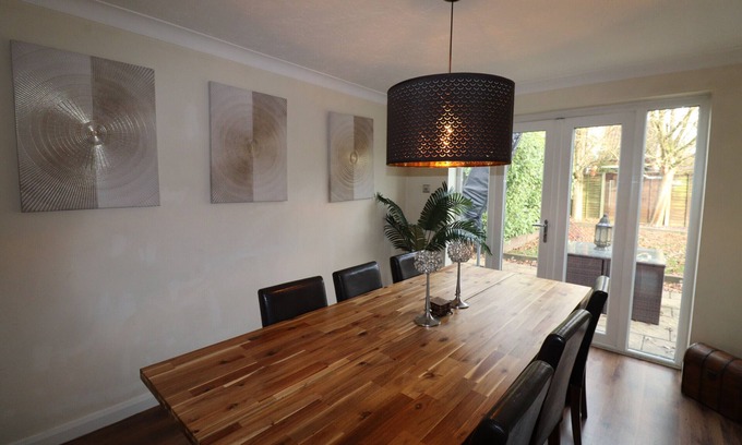 Binfield Ski Chalet | Binfield: Spacious Spectacular Four Bedroom House