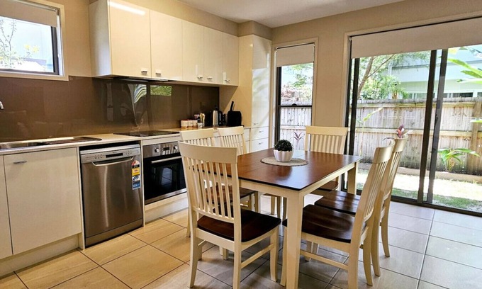 Beerwah Apartment | 'Bird of Paradise'@ Sunlight Swan Beerwah sleeps 6