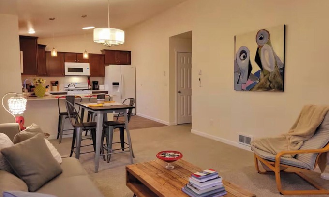 Redmond House | Birdsnest Rest Downtown Redmond OR! Walk to restaurants, breweries and shopping!