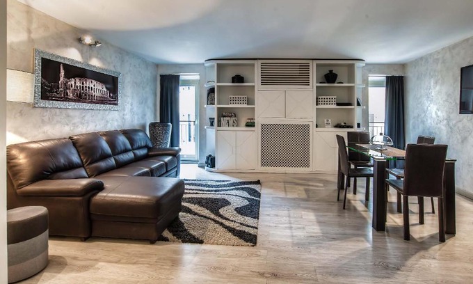 Roman Ghetto Bed & Breakfast | Black And White Suite