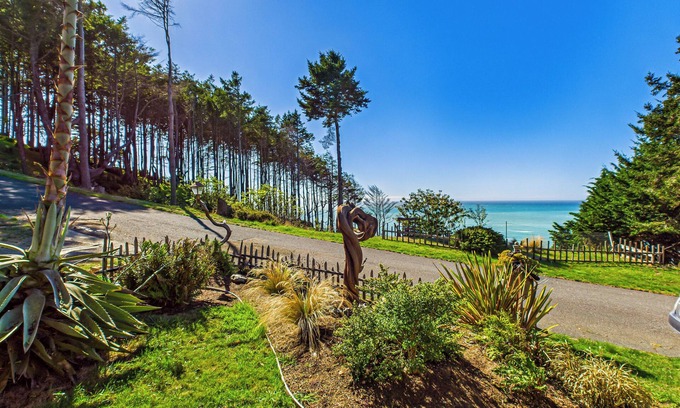 Shelter Cove Apartment | Black Sands Escape- Ocean and Range Views- Comfort